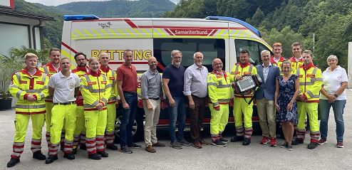 Meschen stehen vor einem Rettungswagen